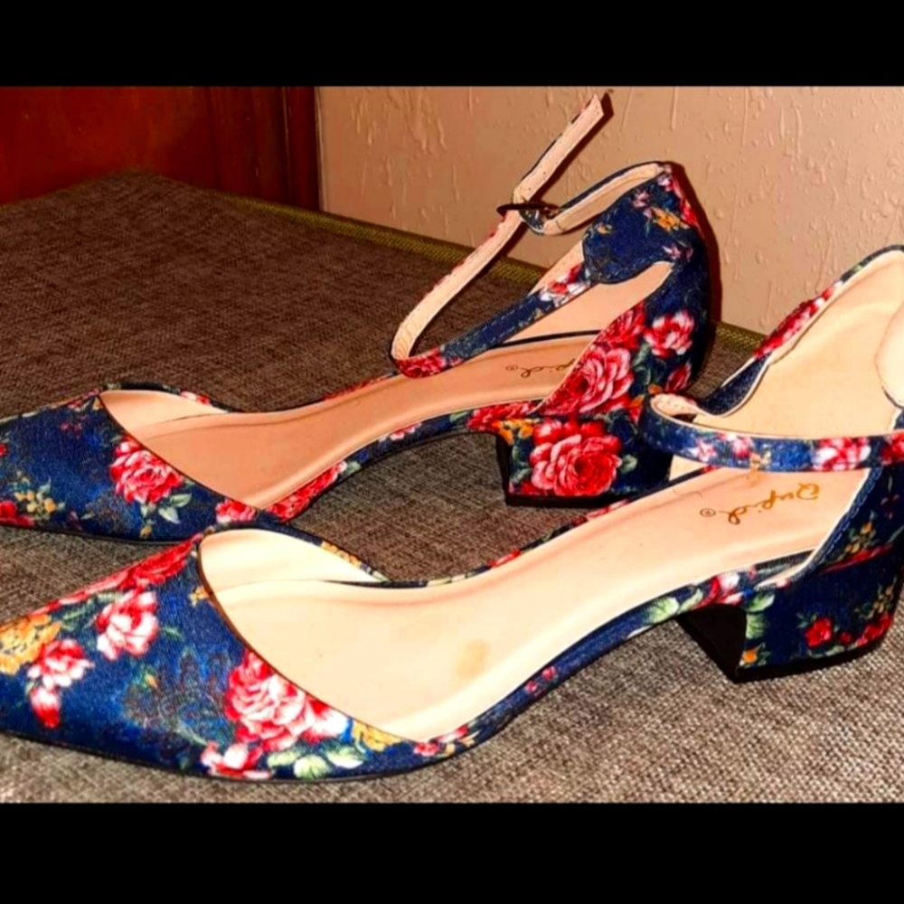 Floral navy ankle strap shoe 1/2 inch heel New no tags